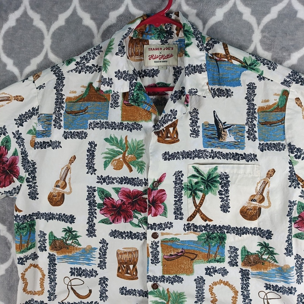 Trader Joes X Hilo Hattie Hawaiian Shirt Men Size Large Tiki Floral Leaf Aloha